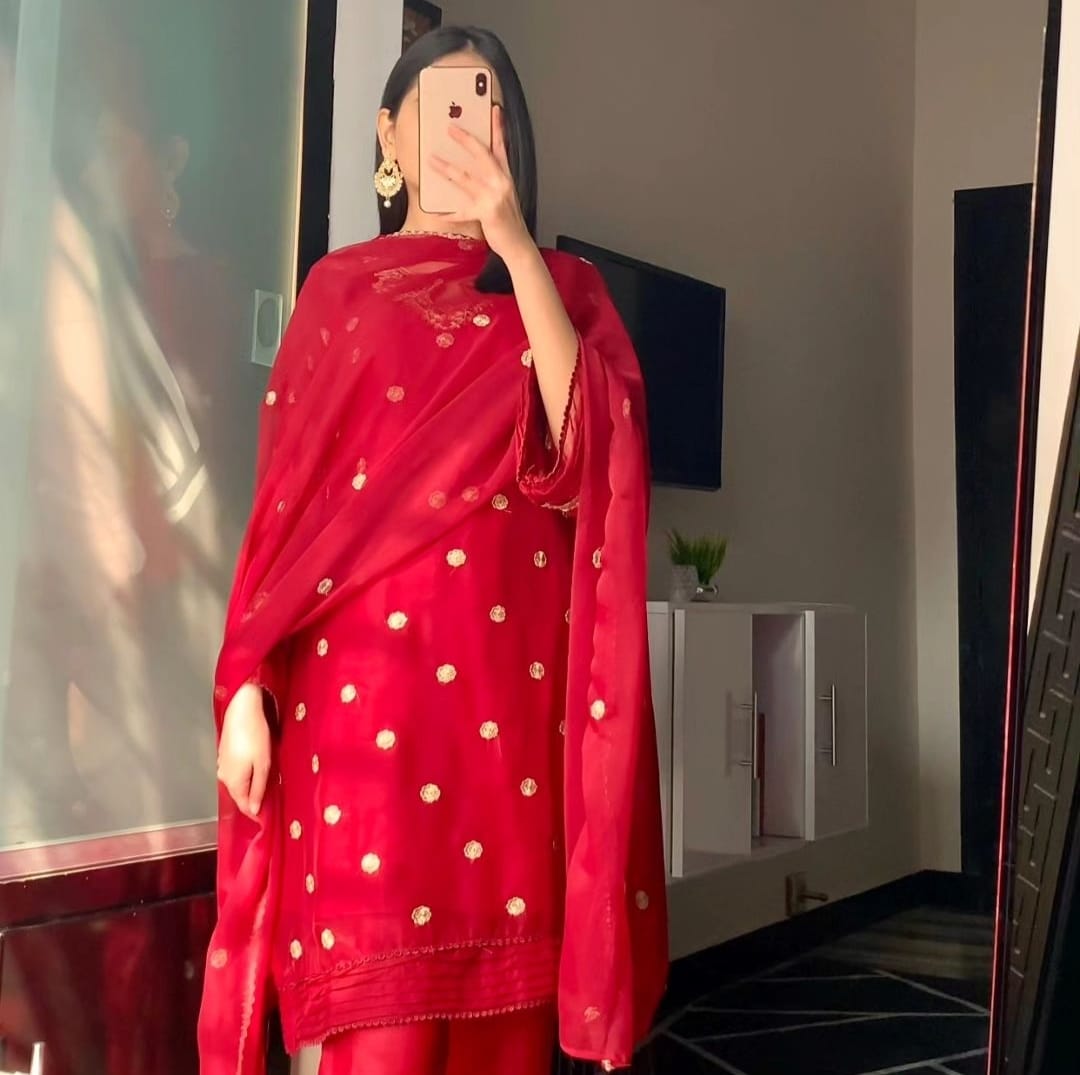 Hania Amir Mehroon