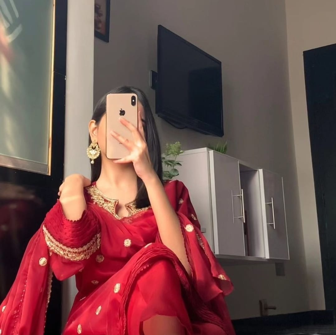 Hania Amir Mehroon
