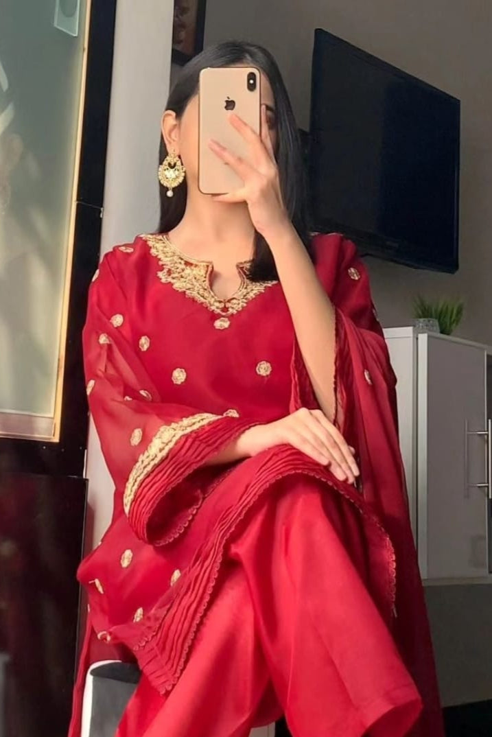 Hania Amir Mehroon